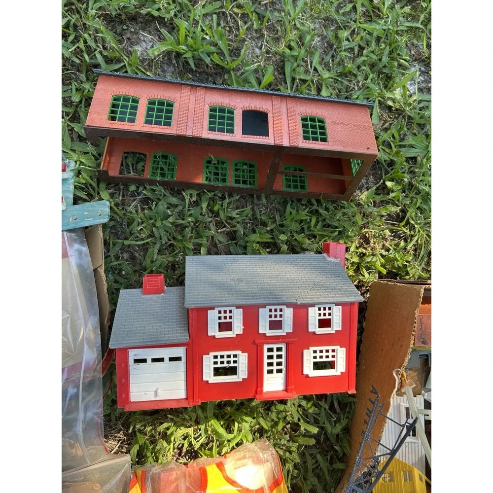 Vintage HO Scale Model Buildings Bridges Lot Plasticville Lionel Bachmann Etc